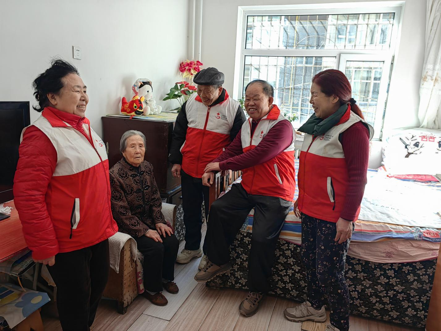 志愿者们走访慰问荔春梅老人。人民网记者 赵芳摄